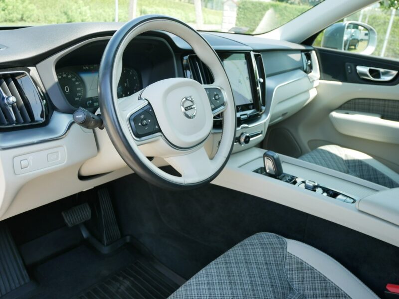 Volvo XC 60 2.0B4 197KM +14KM Momentum Pro M-hybrid +Hak -1 Wł -VAT 23% Brutto II (2017-)