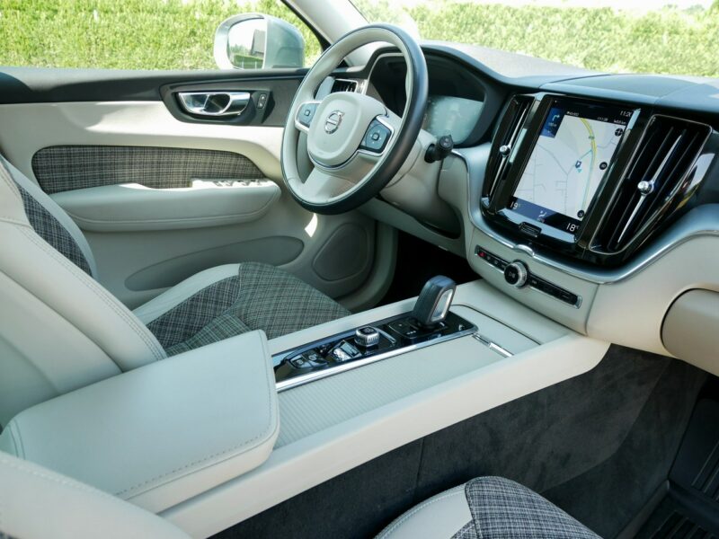 Volvo XC 60 2.0B4 197KM +14KM Momentum Pro M-hybrid +Hak -1 Wł -VAT 23% Brutto II (2017-)