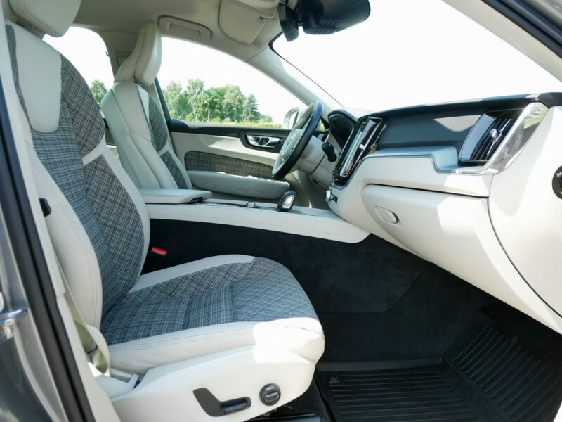 Volvo XC 60 2.0B4 197KM +14KM Momentum Pro M-hybrid +Hak -1 Wł -VAT 23% Brutto II (2017-)