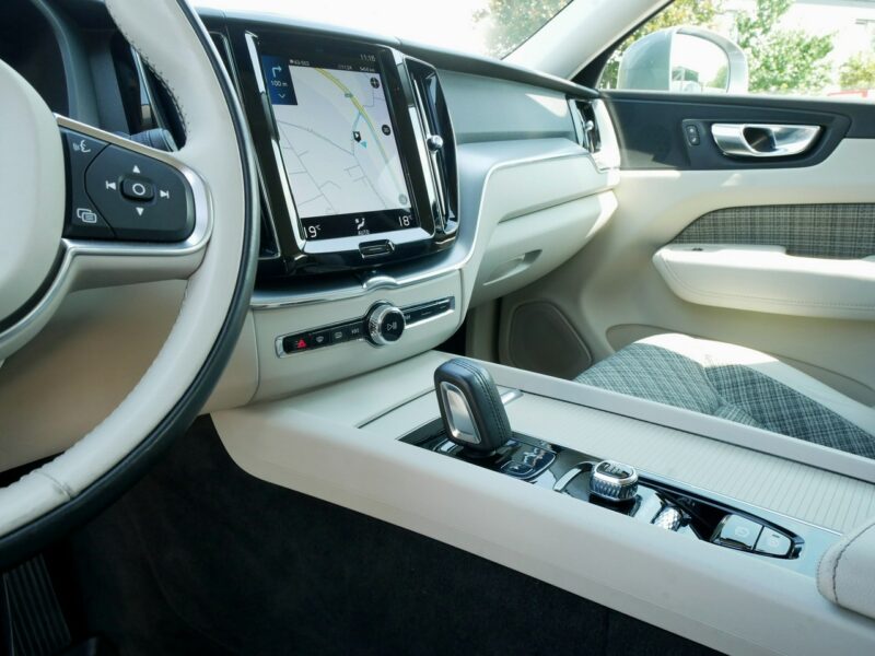 Volvo XC 60 2.0B4 197KM +14KM Momentum Pro M-hybrid +Hak -1 Wł -VAT 23% Brutto II (2017-)