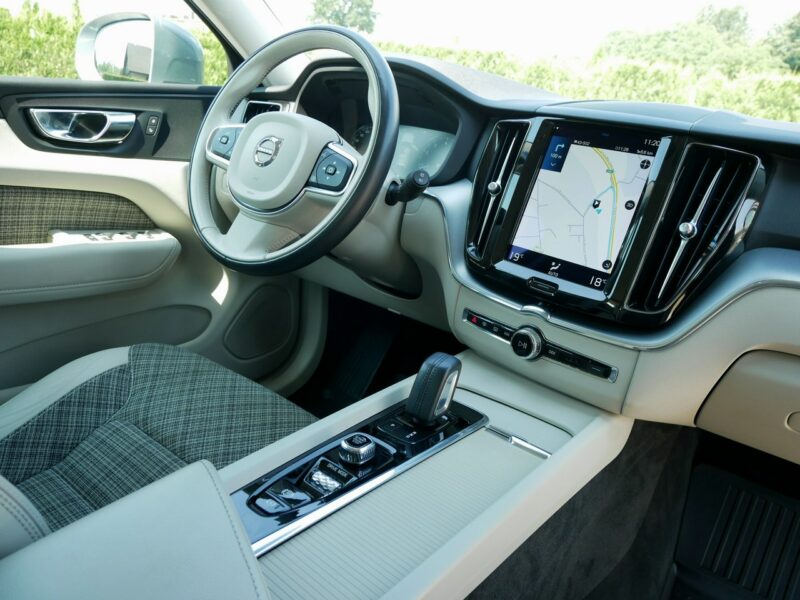 Volvo XC 60 2.0B4 197KM +14KM Momentum Pro M-hybrid +Hak -1 Wł -VAT 23% Brutto II (2017-)