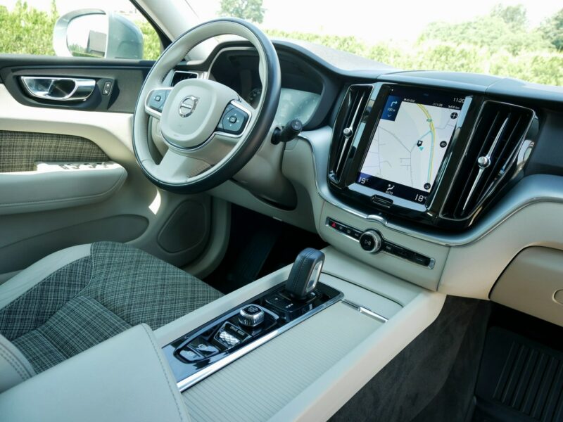 Volvo XC 60 2.0B4 197KM +14KM Momentum Pro M-hybrid +Hak -1 Wł -VAT 23% Brutto II (2017-)