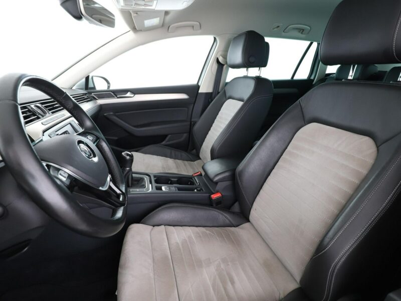 Volkswagen Passat navi skóra/alcantara LED klima auto grzane fotele czujniki parkowania B8 (2014-2023)