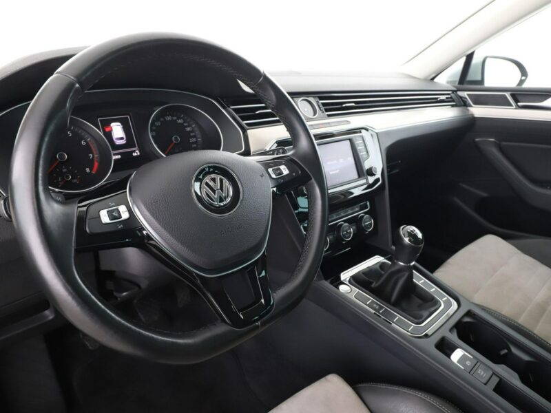 Volkswagen Passat navi skóra/alcantara LED klima auto grzane fotele czujniki parkowania B8 (2014-2023)