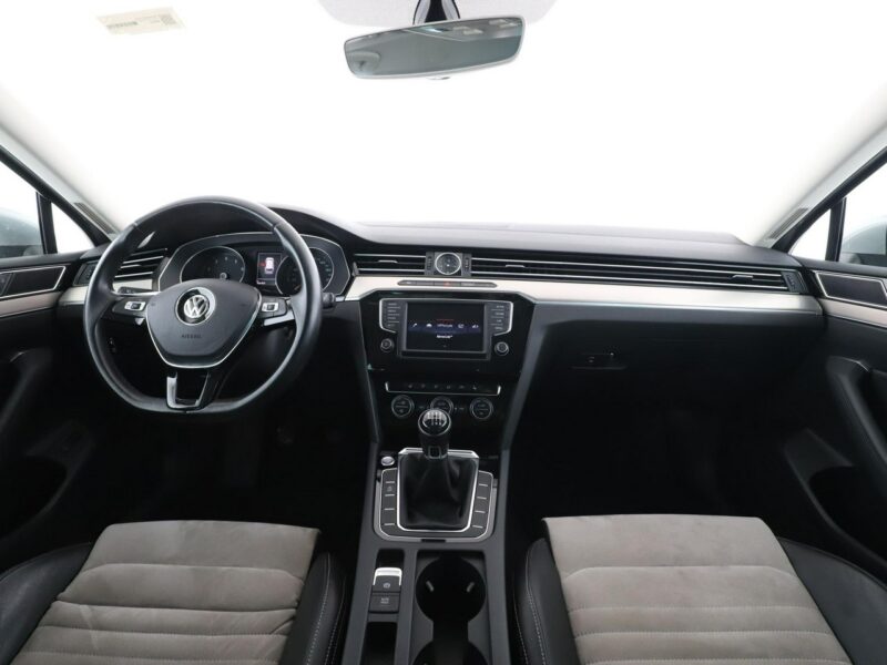 Volkswagen Passat navi skóra/alcantara LED klima auto grzane fotele czujniki parkowania B8 (2014-2023)