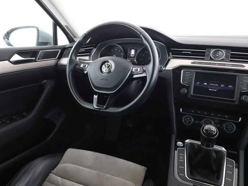Volkswagen Passat navi skóra/alcantara LED klima auto grzane fotele czujniki parkowania B8 (2014-2023)