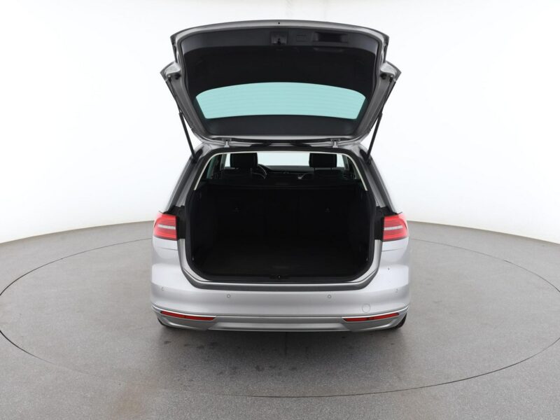 Volkswagen Passat navi skóra/alcantara LED klima auto grzane fotele czujniki parkowania B8 (2014-2023)