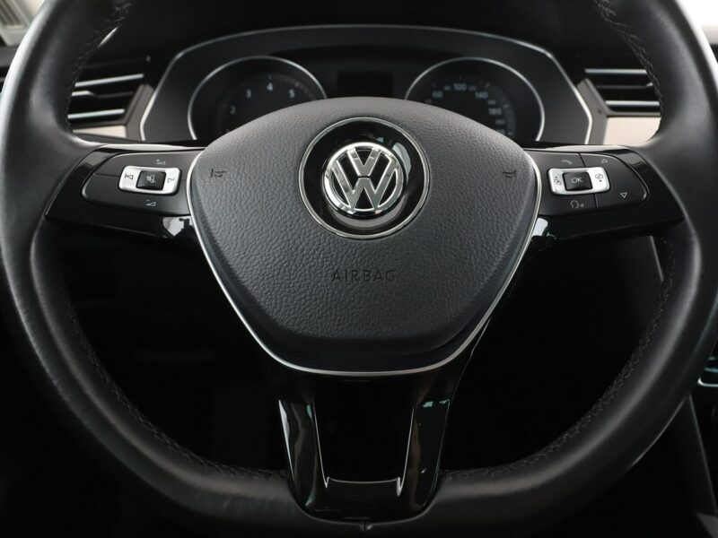 Volkswagen Passat navi skóra/alcantara LED klima auto grzane fotele czujniki parkowania B8 (2014-2023)