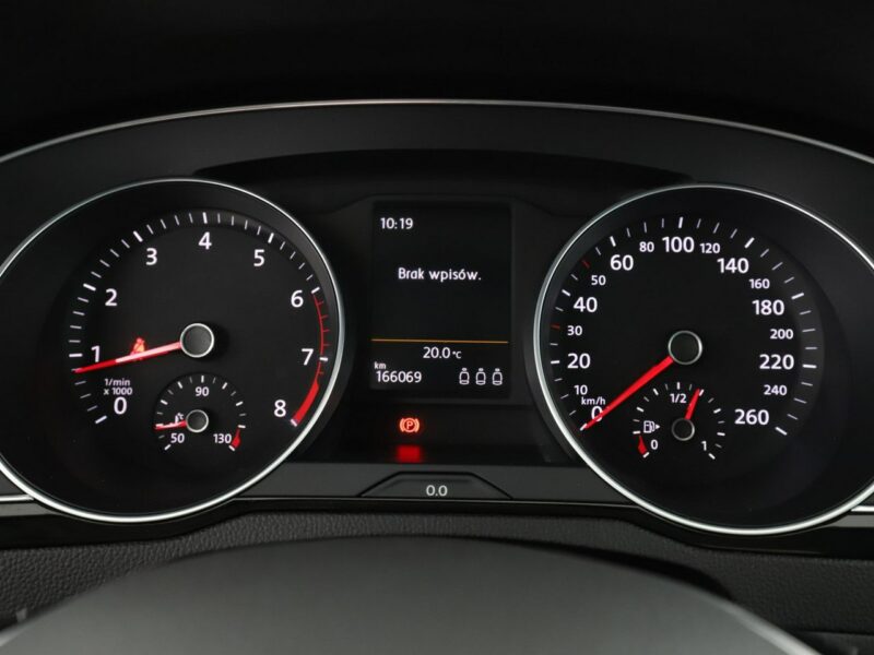 Volkswagen Passat navi skóra/alcantara LED klima auto grzane fotele czujniki parkowania B8 (2014-2023)