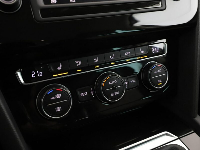 Volkswagen Passat navi skóra/alcantara LED klima auto grzane fotele czujniki parkowania B8 (2014-2023)