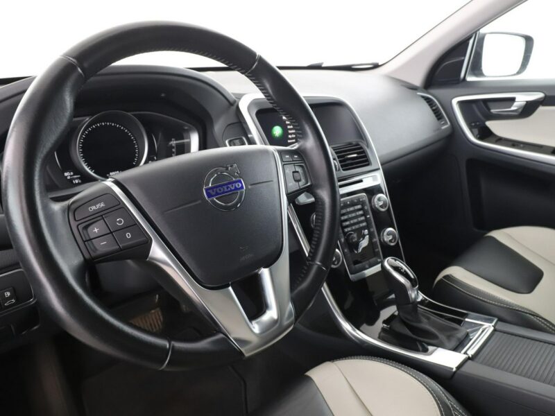 Volvo XC 60 automat bi-xenon skóra navi el. sterowane i grzane fotele czujniki par II (2017-)