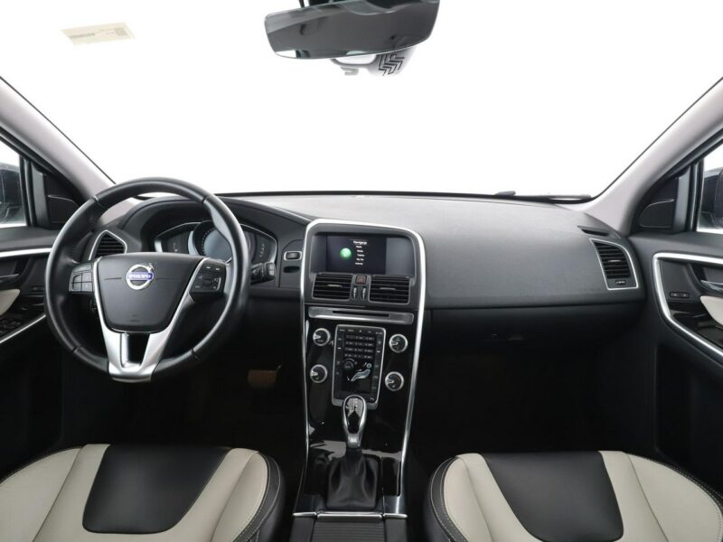 Volvo XC 60 automat bi-xenon skóra navi el. sterowane i grzane fotele czujniki par II (2017-)
