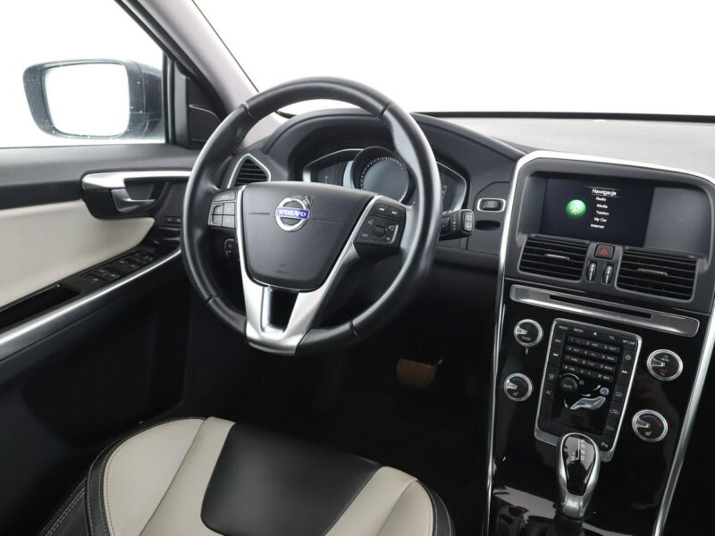 Volvo XC 60 automat bi-xenon skóra navi el. sterowane i grzane fotele czujniki par II (2017-)