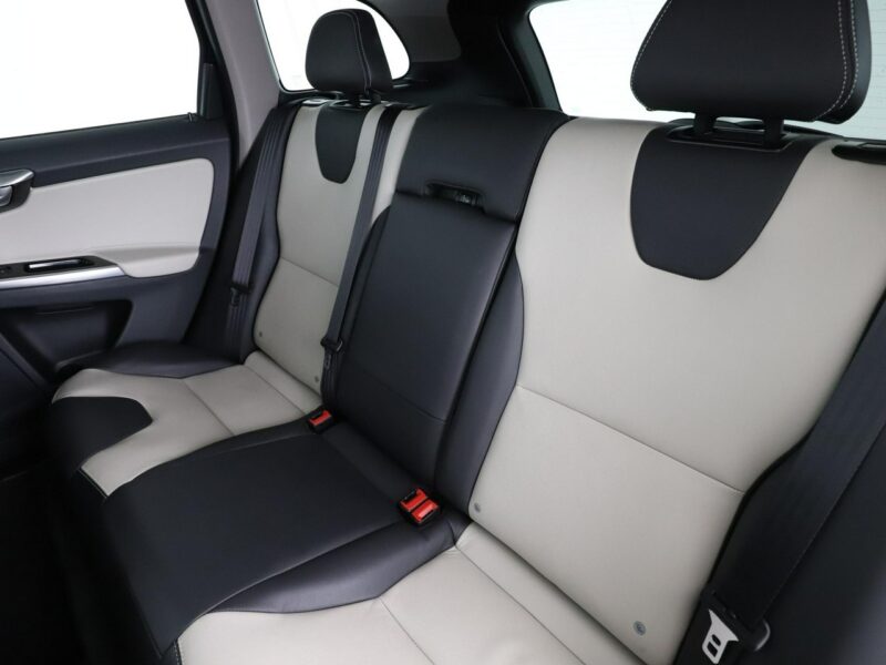 Volvo XC 60 automat bi-xenon skóra navi el. sterowane i grzane fotele czujniki par II (2017-)