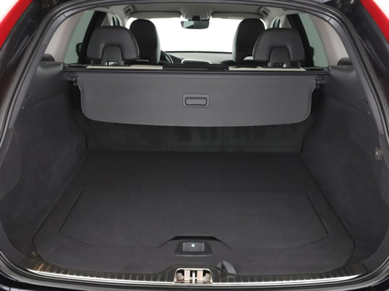 Volvo XC 60 automat bi-xenon skóra navi el. sterowane i grzane fotele czujniki par II (2017-)