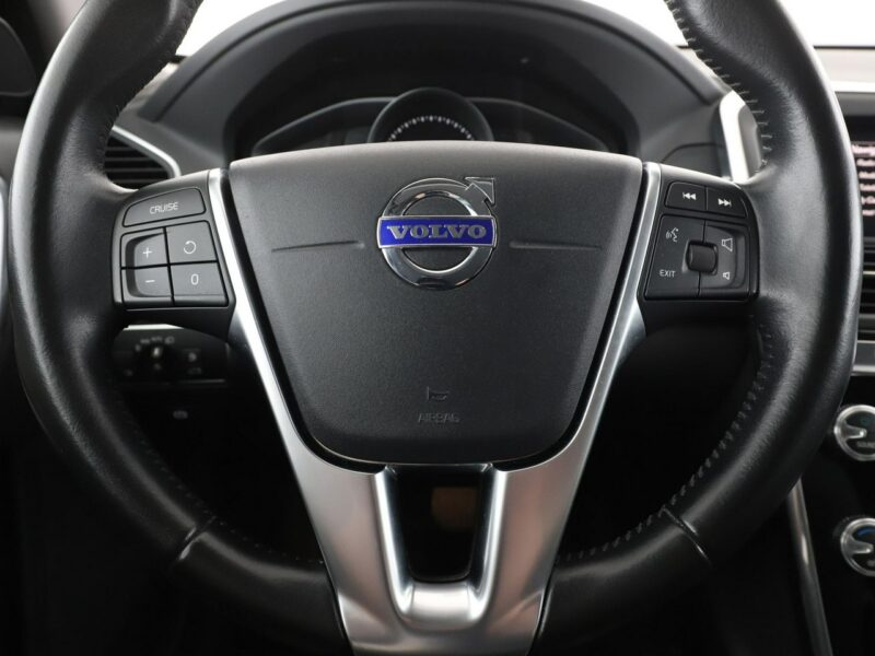 Volvo XC 60 automat bi-xenon skóra navi el. sterowane i grzane fotele czujniki par II (2017-)