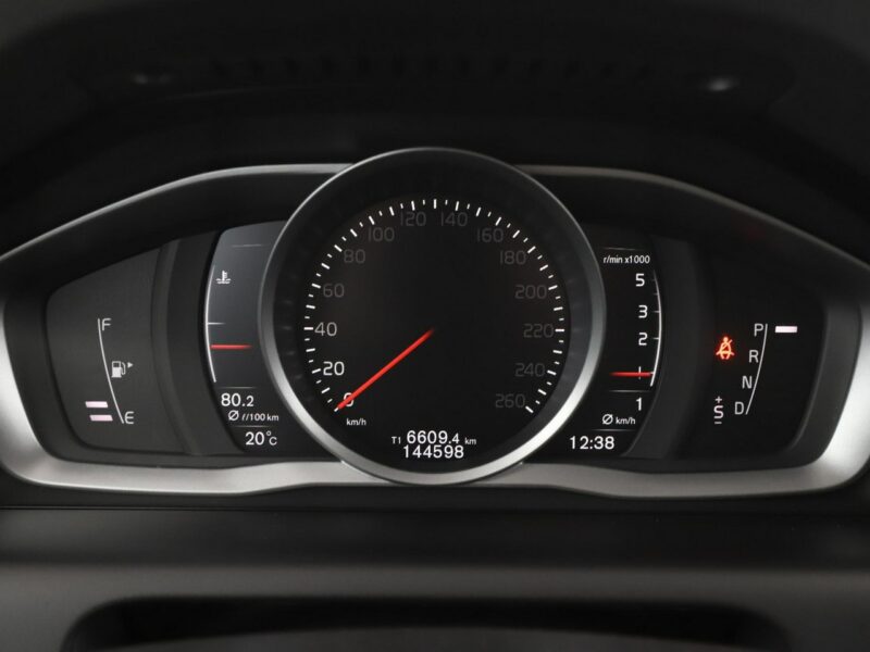 Volvo XC 60 automat bi-xenon skóra navi el. sterowane i grzane fotele czujniki par II (2017-)