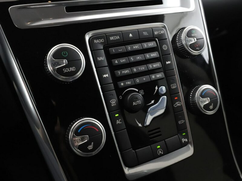 Volvo XC 60 automat bi-xenon skóra navi el. sterowane i grzane fotele czujniki par II (2017-)