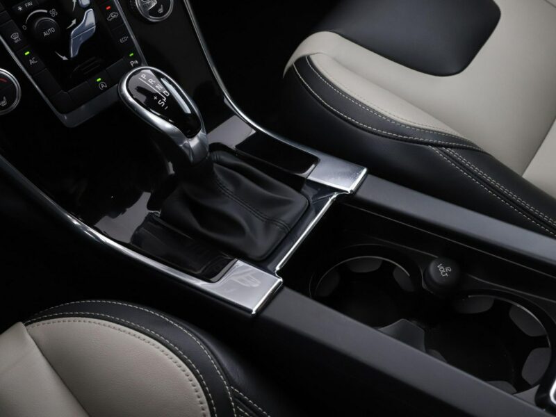 Volvo XC 60 automat bi-xenon skóra navi el. sterowane i grzane fotele czujniki par II (2017-)