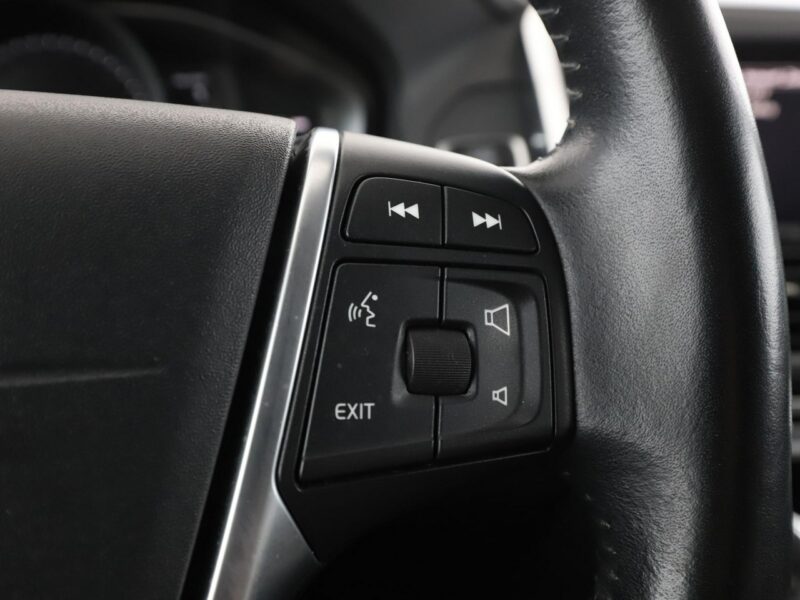 Volvo XC 60 automat bi-xenon skóra navi el. sterowane i grzane fotele czujniki par II (2017-)