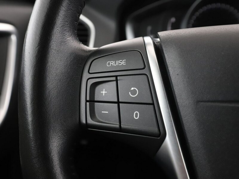 Volvo XC 60 automat bi-xenon skóra navi el. sterowane i grzane fotele czujniki par II (2017-)