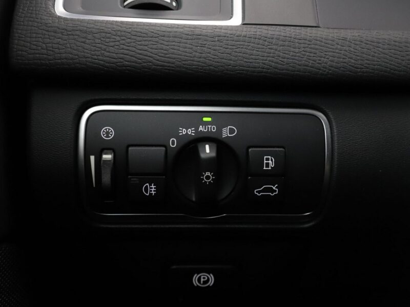 Volvo XC 60 automat bi-xenon skóra navi el. sterowane i grzane fotele czujniki par II (2017-)