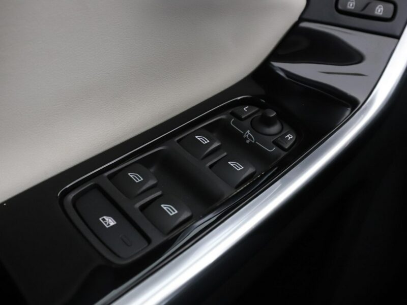 Volvo XC 60 automat bi-xenon skóra navi el. sterowane i grzane fotele czujniki par II (2017-)