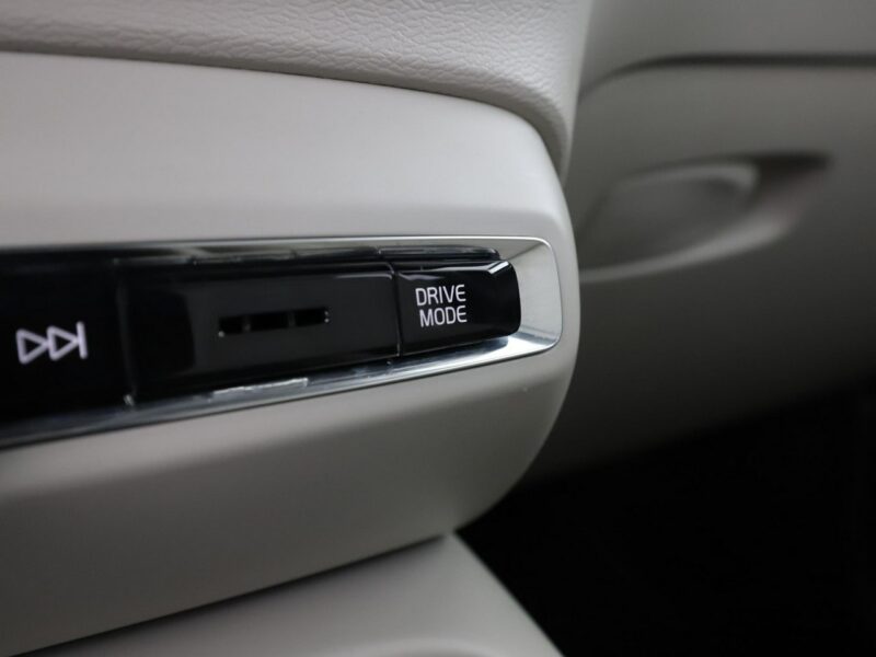 Volvo XC 40 Inscription PHEV T5 skóra panorama kamera360 grzane fotele navi Harman