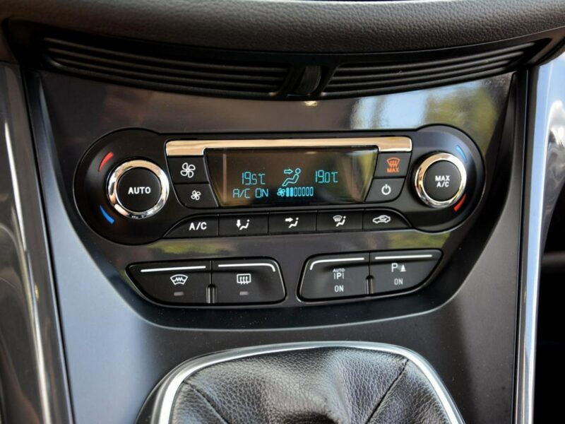 Ford Kuga 2.0TDCi(140KM)Navi Kamera Panorama ParkAssist Skóry Sony Alu17" ASO II (2012-)
