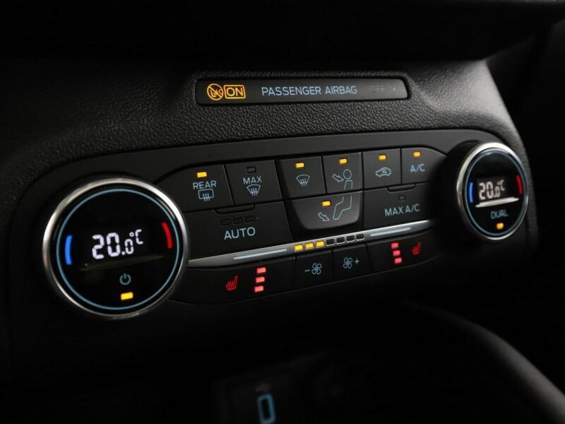 Ford Focus Automat Panorama Navi Automatyczna klimatyzacja Podgrzewane fotele Blt Mk4 (2018-)