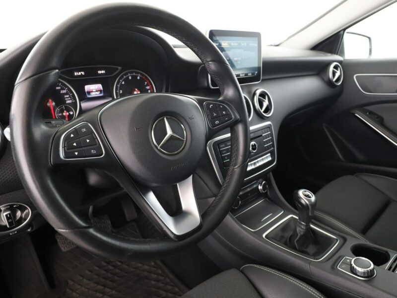 Mercedes A 180 półskóra full LED navi klima czujniki parkowania grzane fotele W176 (2012-)