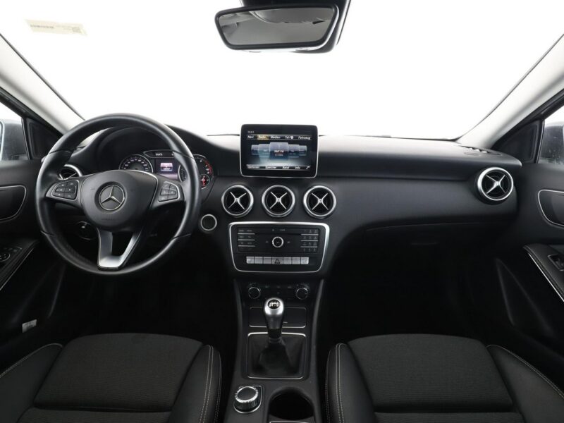 Mercedes A 180 półskóra full LED navi klima czujniki parkowania grzane fotele W176 (2012-)
