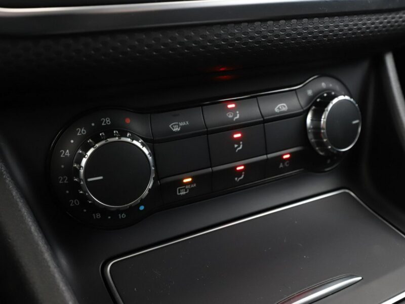 Mercedes A 180 półskóra full LED navi klima czujniki parkowania grzane fotele W176 (2012-)