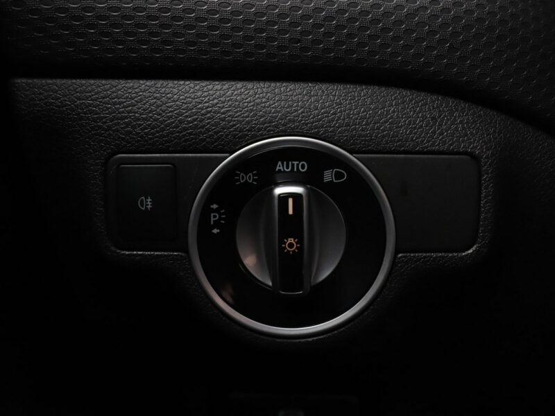 Mercedes A 180 półskóra full LED navi klima czujniki parkowania grzane fotele W176 (2012-)
