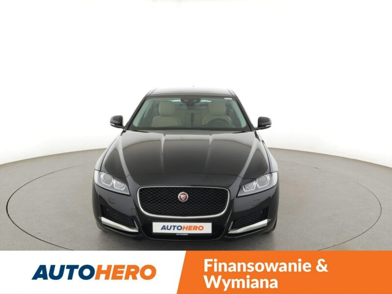 Jaguar XF automat jasne skóry bi-xenon navi grzane fotele szyberdach X260 (2015-)