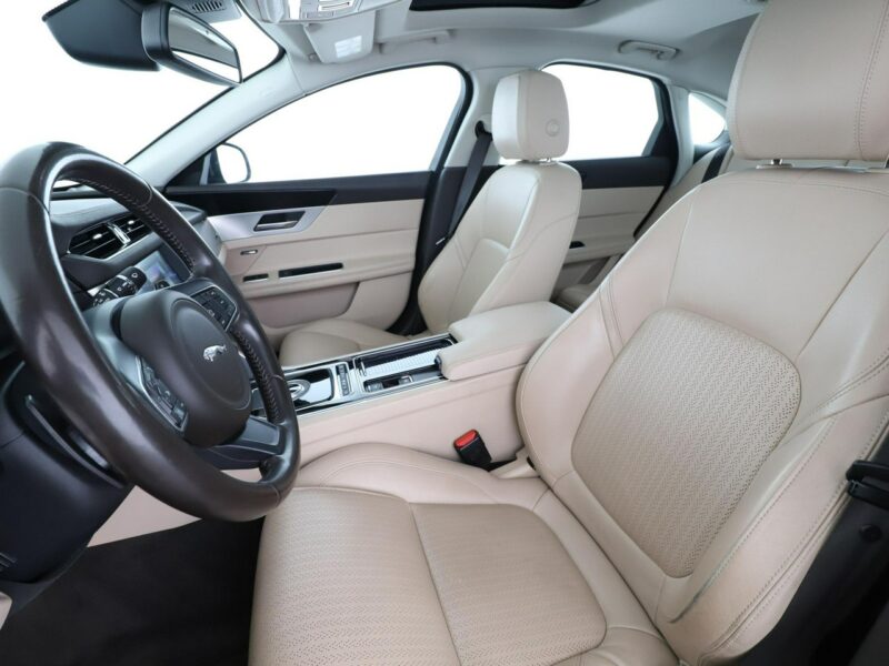 Jaguar XF automat jasne skóry bi-xenon navi grzane fotele szyberdach X260 (2015-)