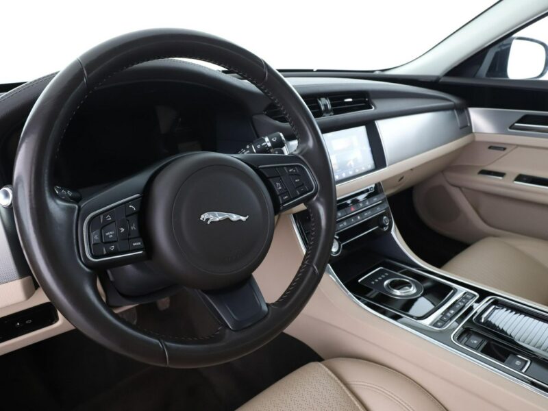 Jaguar XF automat jasne skóry bi-xenon navi grzane fotele szyberdach X260 (2015-)