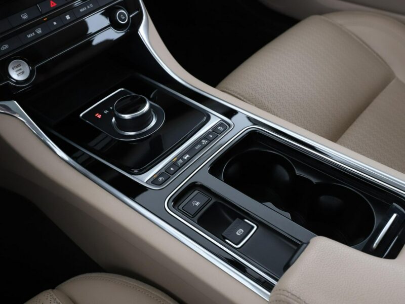 Jaguar XF automat jasne skóry bi-xenon navi grzane fotele szyberdach X260 (2015-)