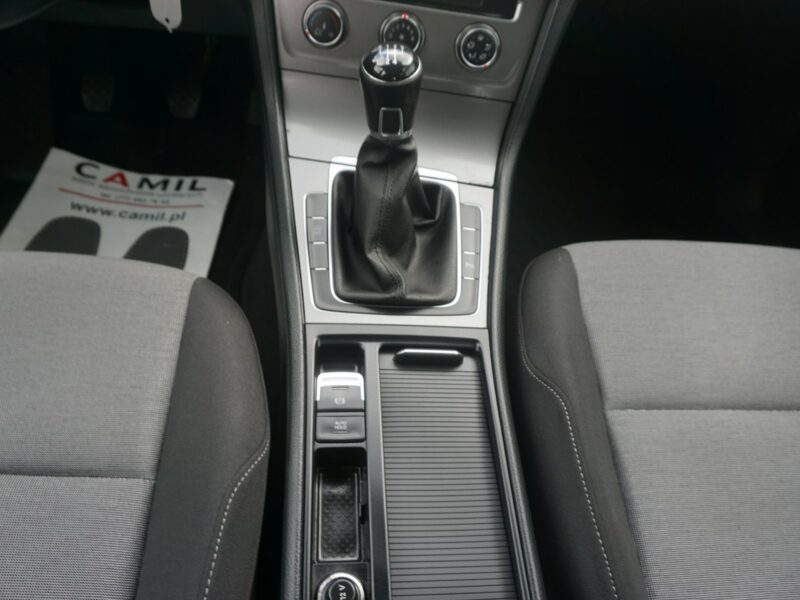 Volkswagen Golf z polskiego salonu, serwisowany, rok gwarancji, VII (2012-)