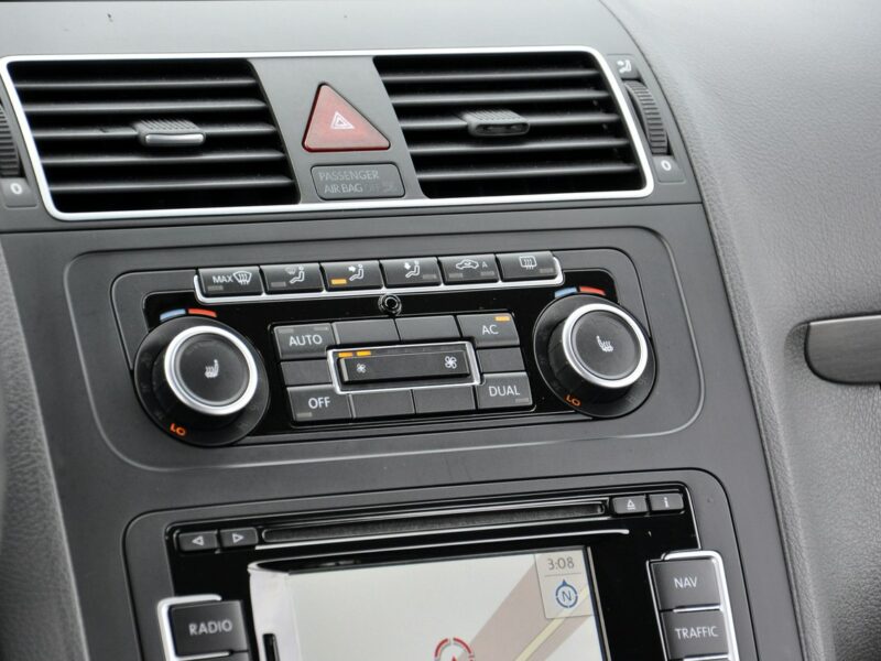 Volkswagen Touran 1,6TDi 105KM DSG/Comfortline/Navi/Podgrz.fotele/Parktronic/Alufelgi II (2010-2015)