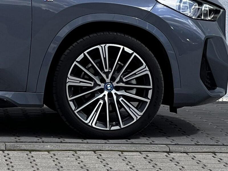 BMW iX1 xDrive30 306km, mPakiet, HUD, Harman, Panorama, FV23%