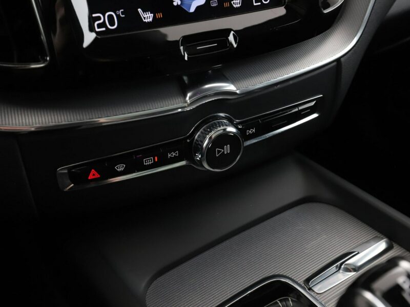 Volvo XC 60 2.0D4 Automat AWD R-Design Panorama Navi Tempomat GrzaneFotele FullLED II (2017-)