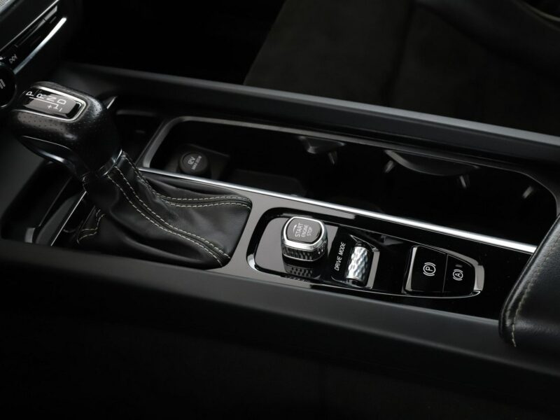 Volvo XC 60 2.0D4 Automat AWD R-Design Panorama Navi Tempomat GrzaneFotele FullLED II (2017-)