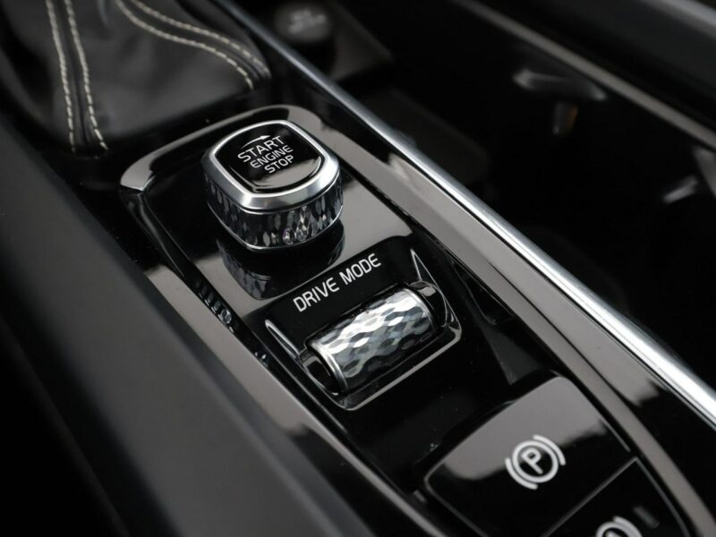 Volvo XC 60 2.0D4 Automat AWD R-Design Panorama Navi Tempomat GrzaneFotele FullLED II (2017-)