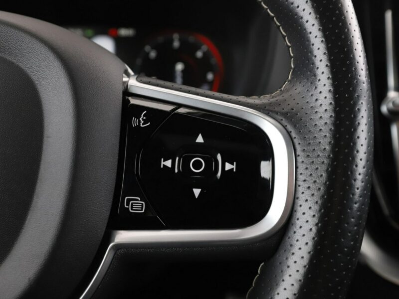 Volvo XC 60 2.0D4 Automat AWD R-Design Panorama Navi Tempomat GrzaneFotele FullLED II (2017-)