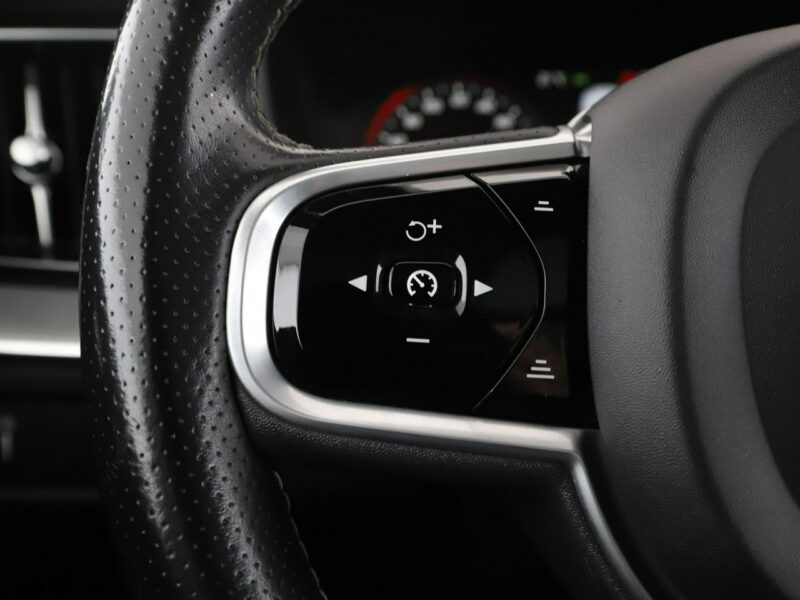 Volvo XC 60 2.0D4 Automat AWD R-Design Panorama Navi Tempomat GrzaneFotele FullLED II (2017-)