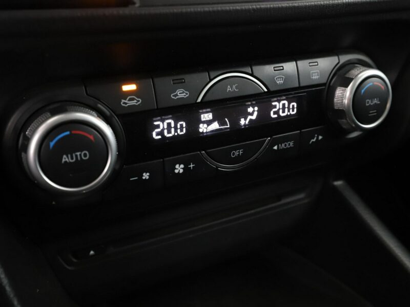 Mazda 3 bi-xenon navi klima auto grzane fotele czujniki parkowania III (2013-)