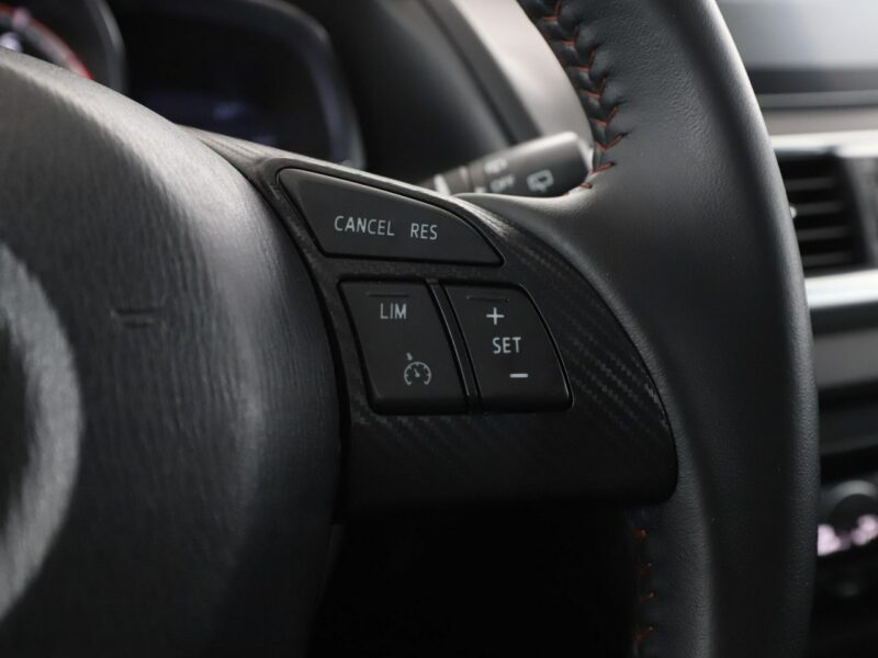 Mazda 3 bi-xenon navi klima auto grzane fotele czujniki parkowania III (2013-)