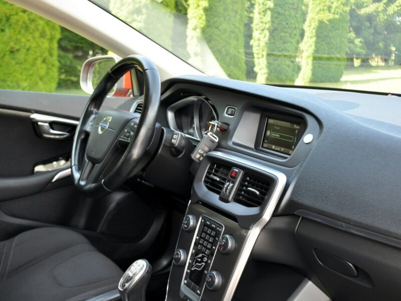 Volvo V40 1.6d(115KM)*Lift*Xenon*Led*Virtual*Kamera*Parkt Asista*Alu16"ASO FULL II (2012-)