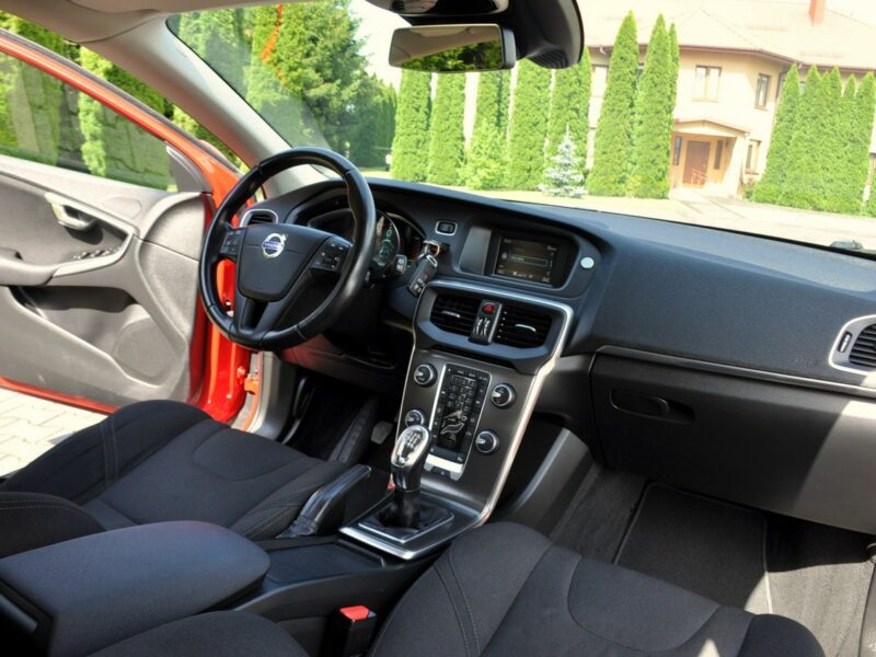 Volvo V40 1.6d(115KM)*Lift*Xenon*Led*Virtual*Kamera*Parkt Asista*Alu16"ASO FULL II (2012-)